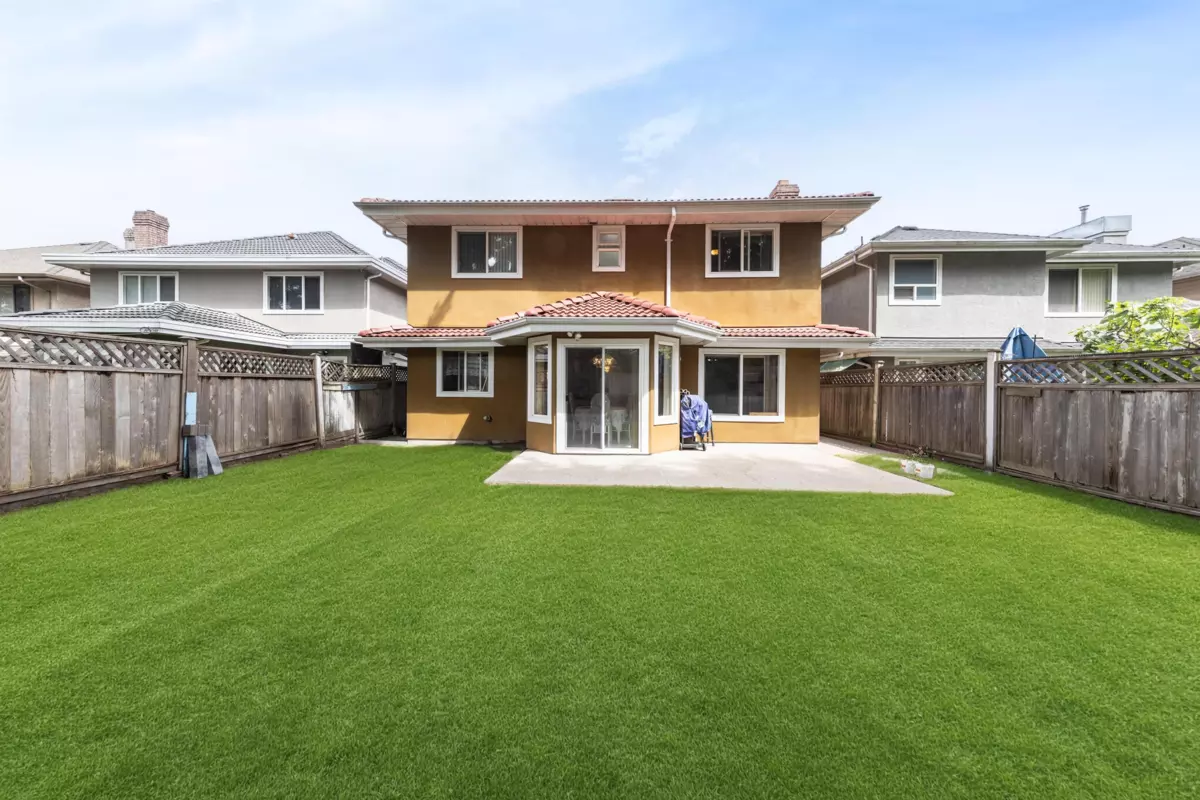 Living Room Photo of 12600 Harrison Avenue, Richmond, BC