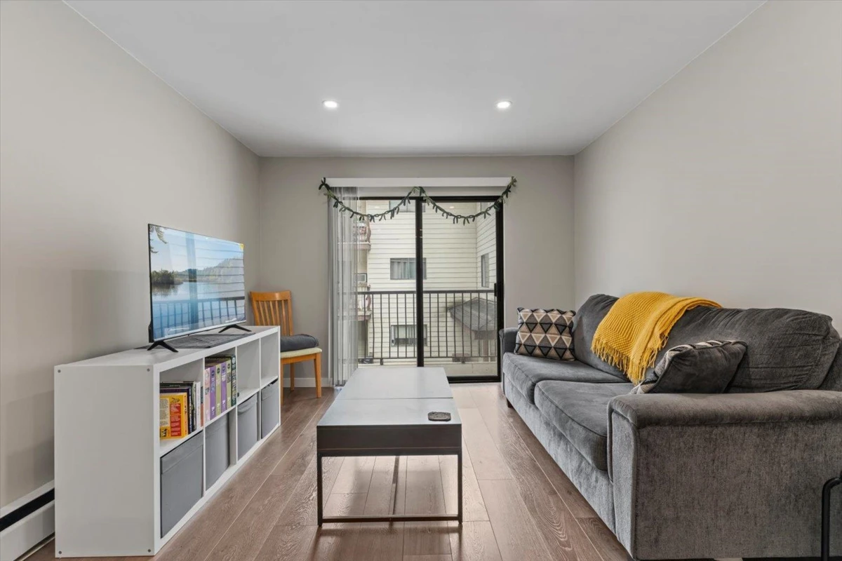 Living Room Photo of 211 45749 Spadina Avenue, Chilliwack, BC
