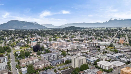 Swimming Pool Photo of 211 45749 Spadina Avenue, Chilliwack, BC
