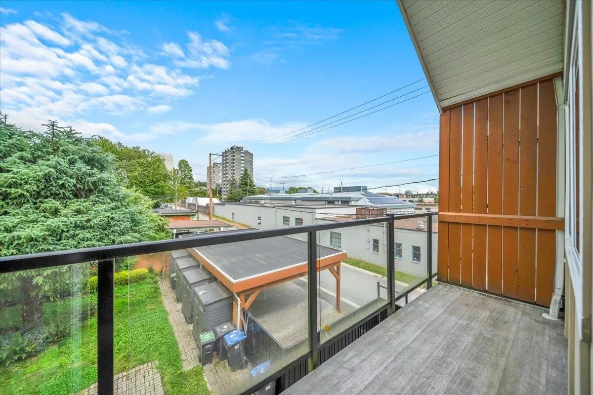 Family Room Photo of 2 909 First Street, New Westminster, BC