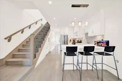 Entry Foyer Photo of 2 909 First Street, New Westminster, BC