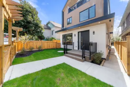 1 1582 E 2nd Avenue, Vancouver, BC, Vancouver — Half Duplex for sale