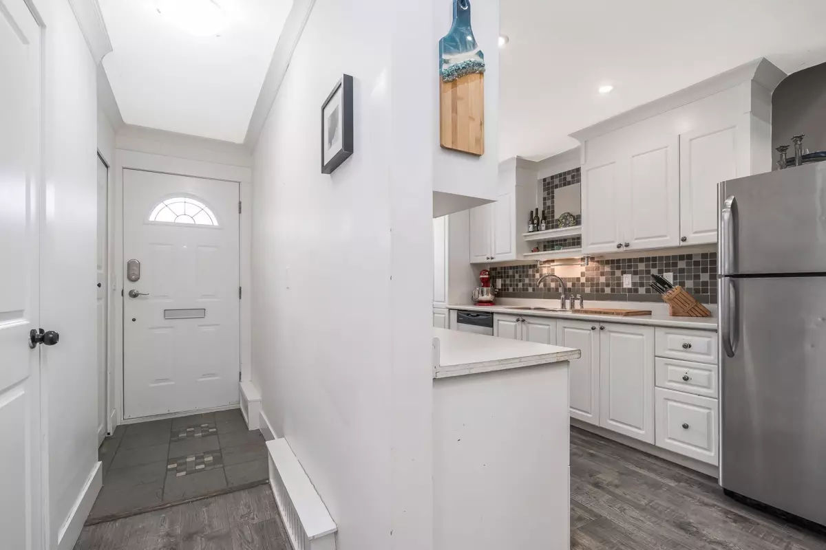Dining Area Photo of 17 33293 E Bourquin Crescent, Abbotsford, BC