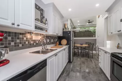Kitchen Photo of 17 33293 E Bourquin Crescent, Abbotsford, BC