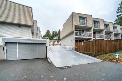 Swimming Pool Photo of 17 33293 E Bourquin Crescent, Abbotsford, BC