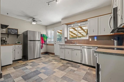 Breakfast Nook Photo of 450 Wardle Street, Hope, BC