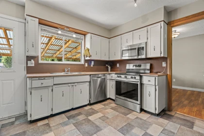 Primary Bedroom Photo of 450 Wardle Street, Hope, BC