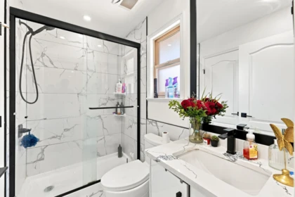 Hallway Photo of 12580 60a Avenue, Surrey, BC