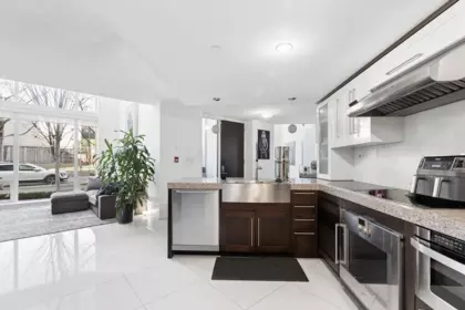 Kitchen Photo of 1106 Hornby Street, Vancouver, BC