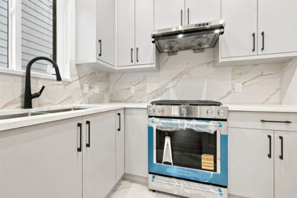 Kitchen Island Photo of 16513 20 Avenue, Surrey, BC