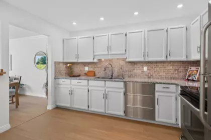 Kitchen Photo of 102 1350 Vidal Street, White Rock, BC