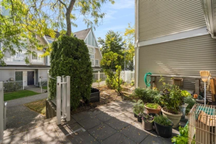 Front Yard Photo of 54 6577 Southoaks Crescent, Burnaby, BC
