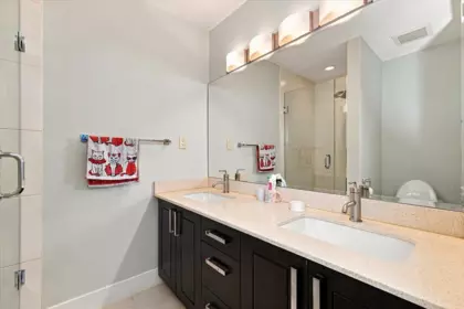 Primary Bathroom Photo of 6 2689 Parkway Drive, Surrey, BC