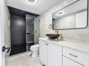 Primary Bathroom Photo of 901 6595 Willingdon Avenue, Burnaby, BC