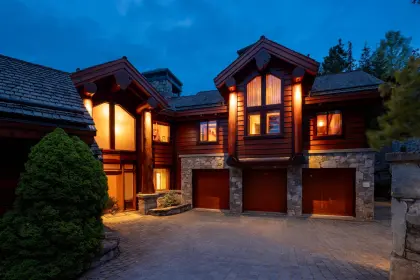 3827 Sunridge Drive, Whistler, BC, Whistler — Single Family Residence for sale