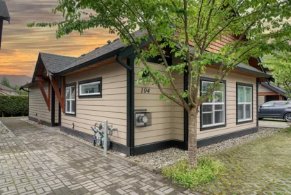 104 518 Shaw Road, Gibsons, BC, Gibsons — Apartment/Condo for sale
