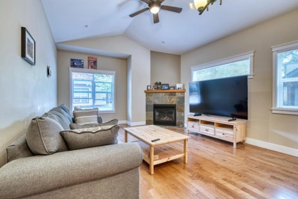 104 518 Shaw Road, Gibsons, BC, Gibsons — Apartment/Condo for sale