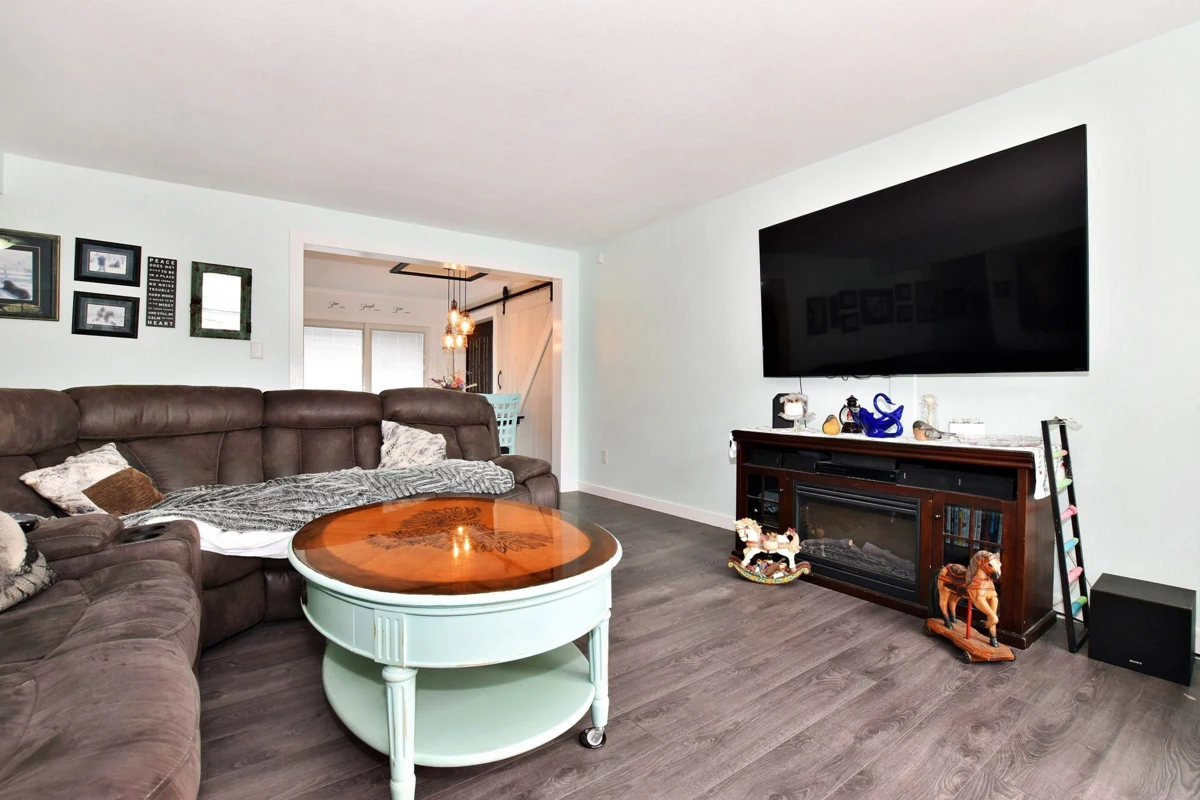 Kitchen Island Photo of 7822 Cedar Street, Mission, BC