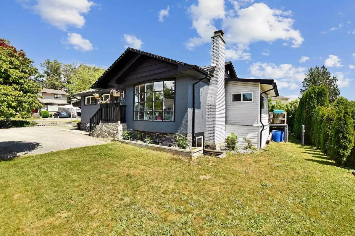 Living Room Photo of 7822 Cedar Street, Mission, BC