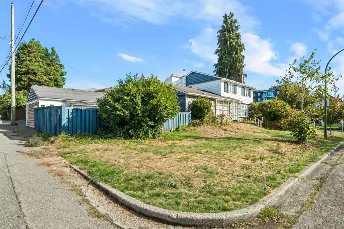 Kitchen Island Photo of 609 W 52nd Avenue, Vancouver, BC