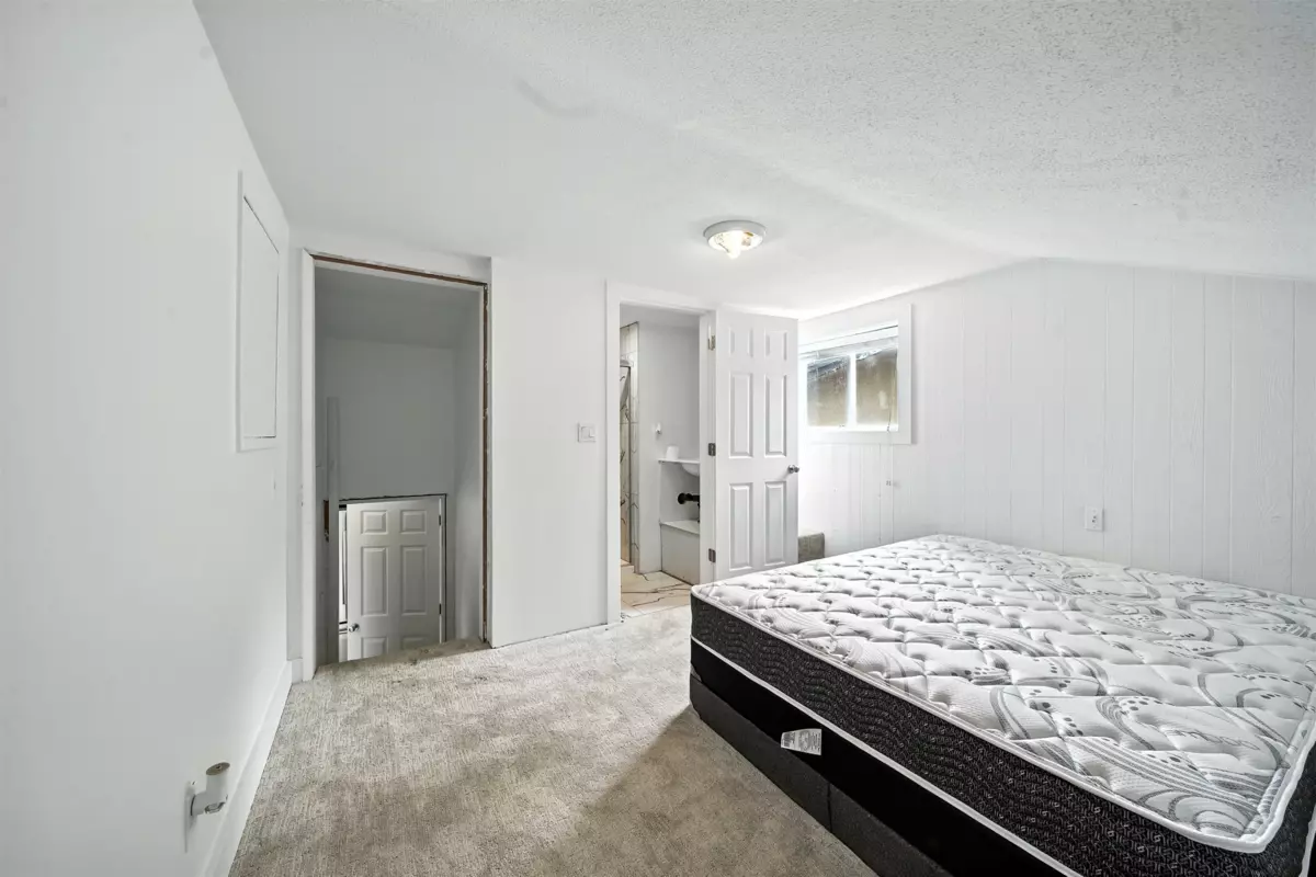 Primary Bathroom Photo of 14032 Grosvenor Road, Surrey, BC