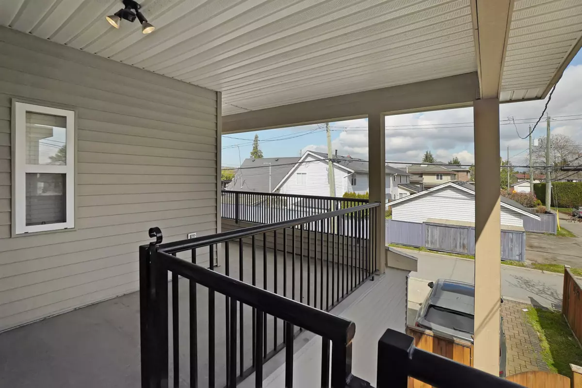Kitchen Island Photo of 10391 Williams Road, Richmond, BC