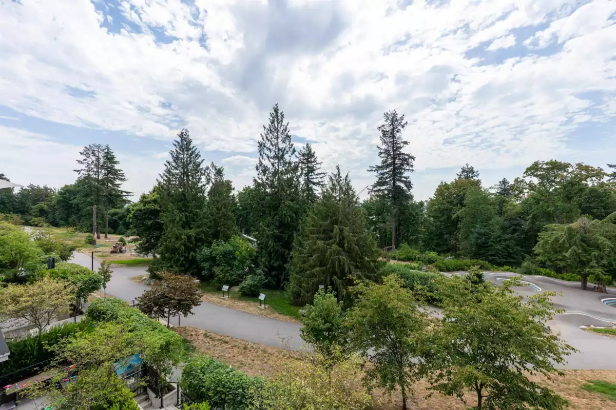 Entry Foyer Photo of 208 707 E 3rd Street, North Vancouver, BC