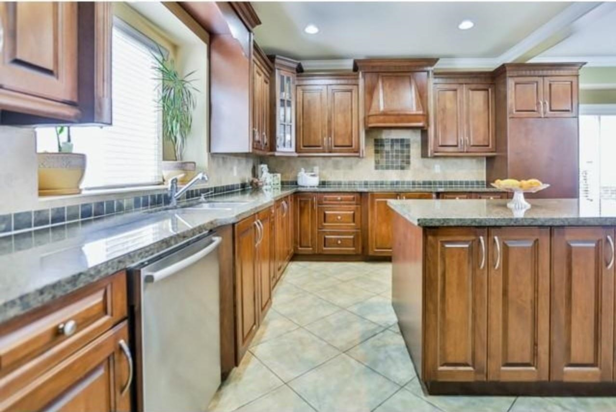 Kitchen Island Photo of 17440 103b Avenue, Surrey, BC