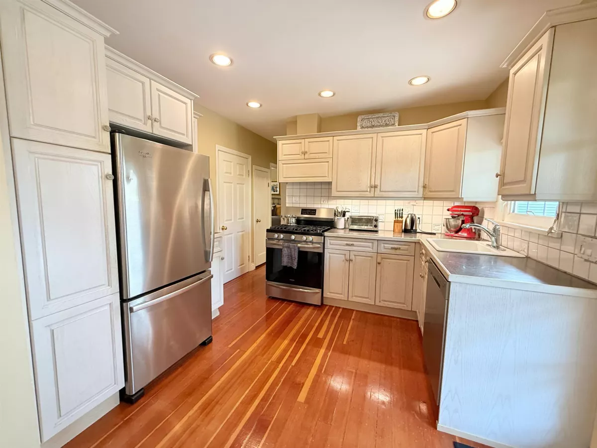 Breakfast Nook Photo of 680 Thompson Avenue, Coquitlam, BC