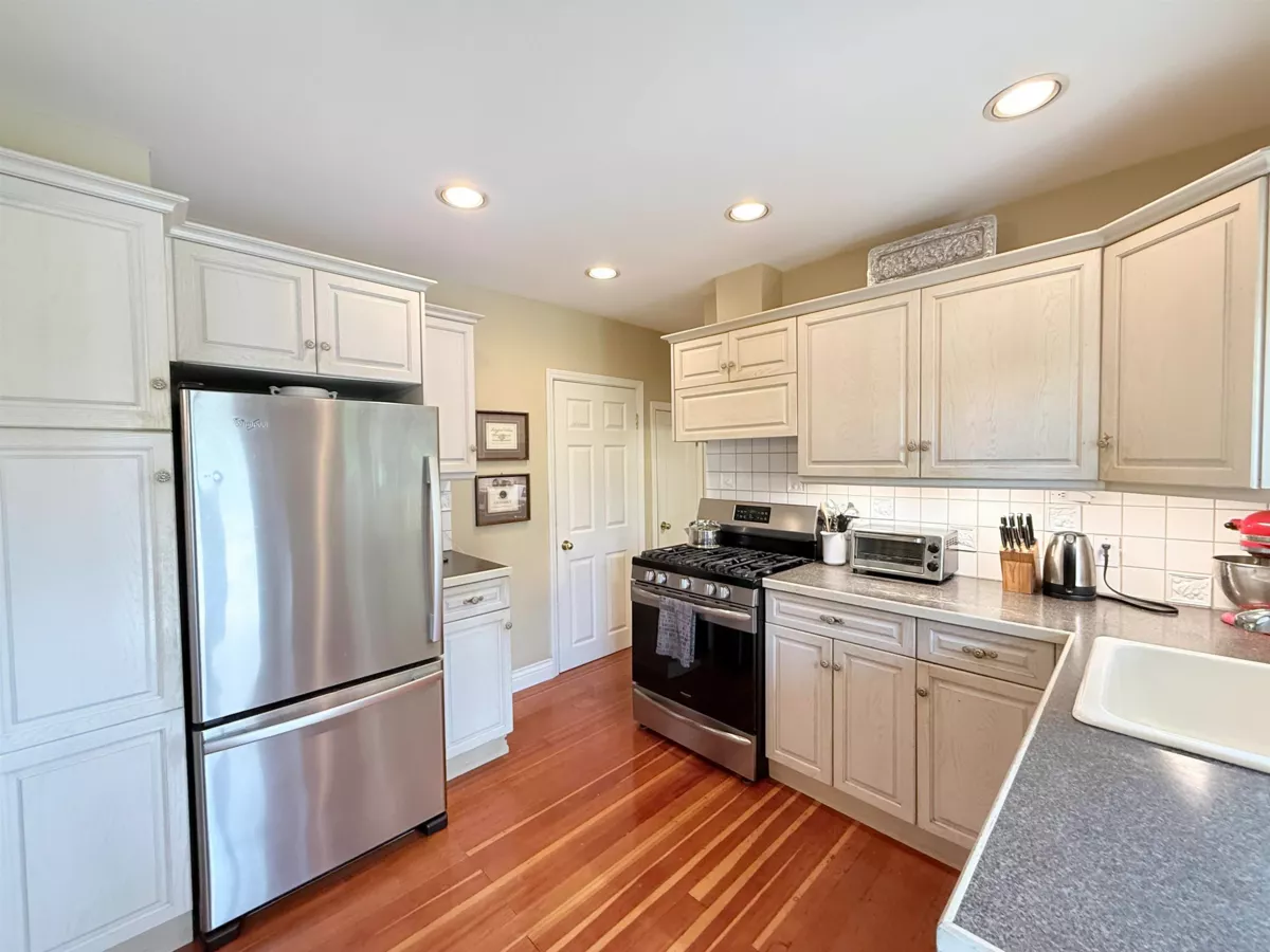 Primary Bedroom Photo of 680 Thompson Avenue, Coquitlam, BC