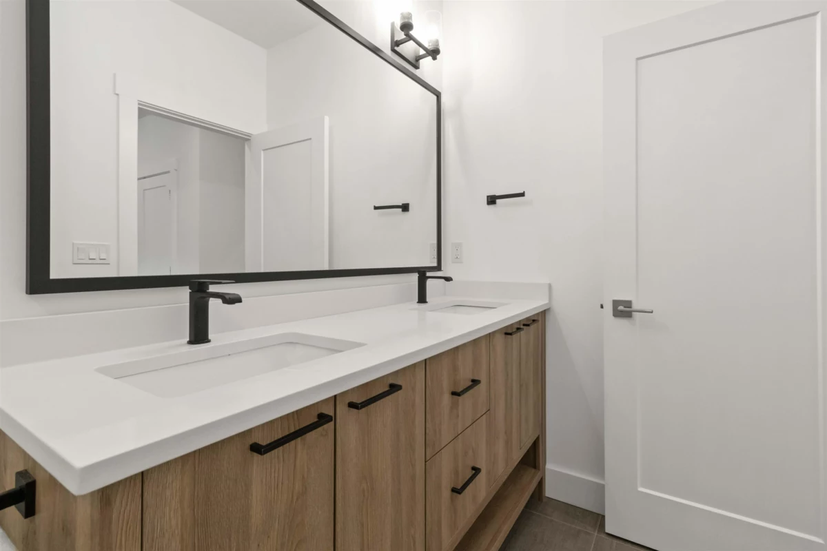 Walk-In Closet Photo of 63886 Beech Avenue, Hope, BC