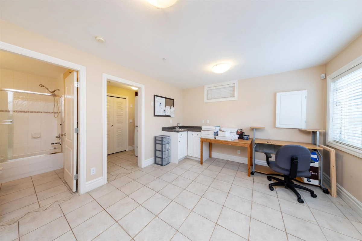 Backyard Photo of 260 W 63rd Avenue, Vancouver, BC