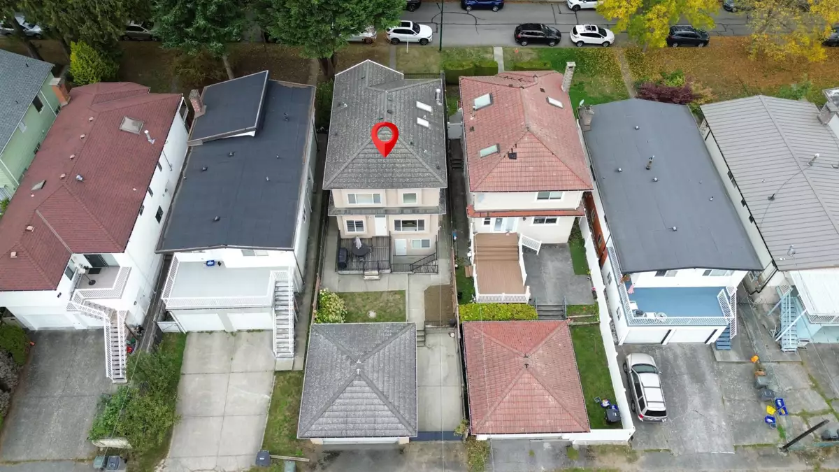 Living Room Photo of 260 W 63rd Avenue, Vancouver, BC