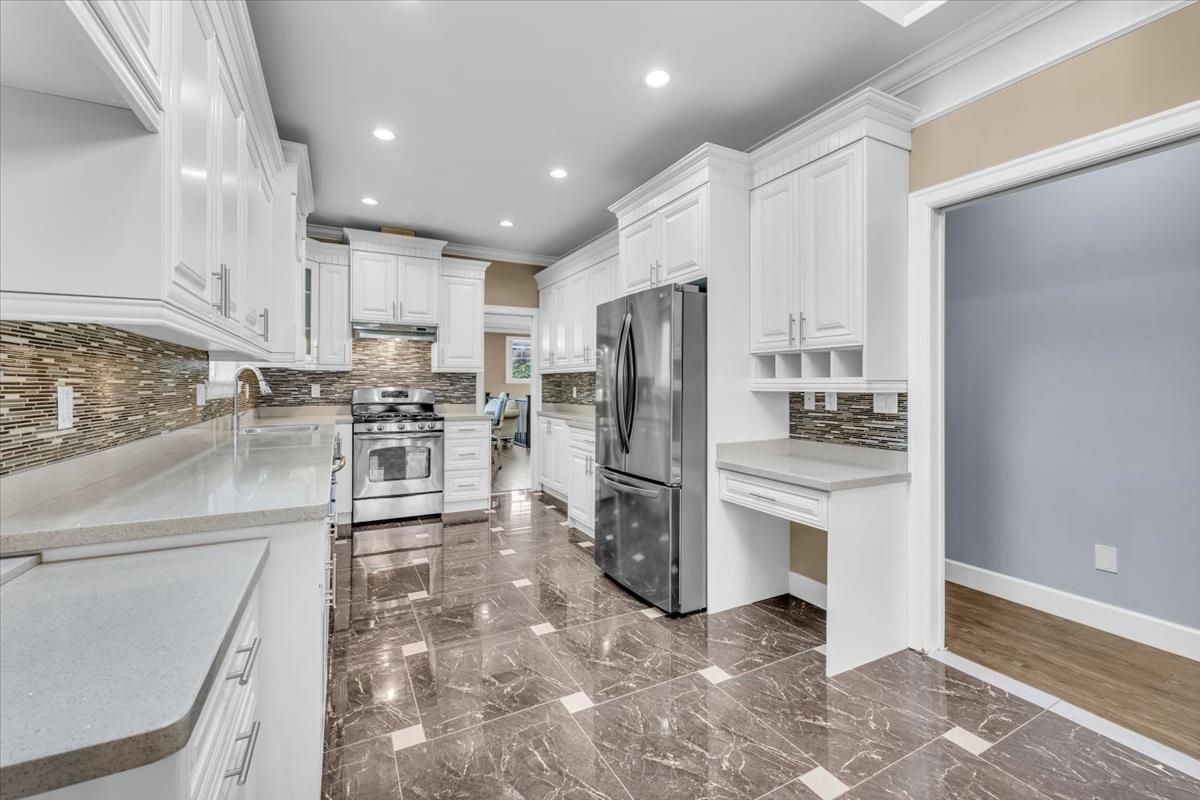 Kitchen Island Photo of 6080 Mckee Street, Burnaby, BC