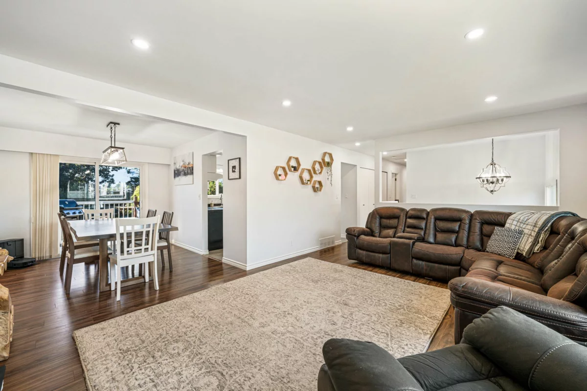 Kitchen Island Photo of 10107 Shamrock Drive, Chilliwack, BC