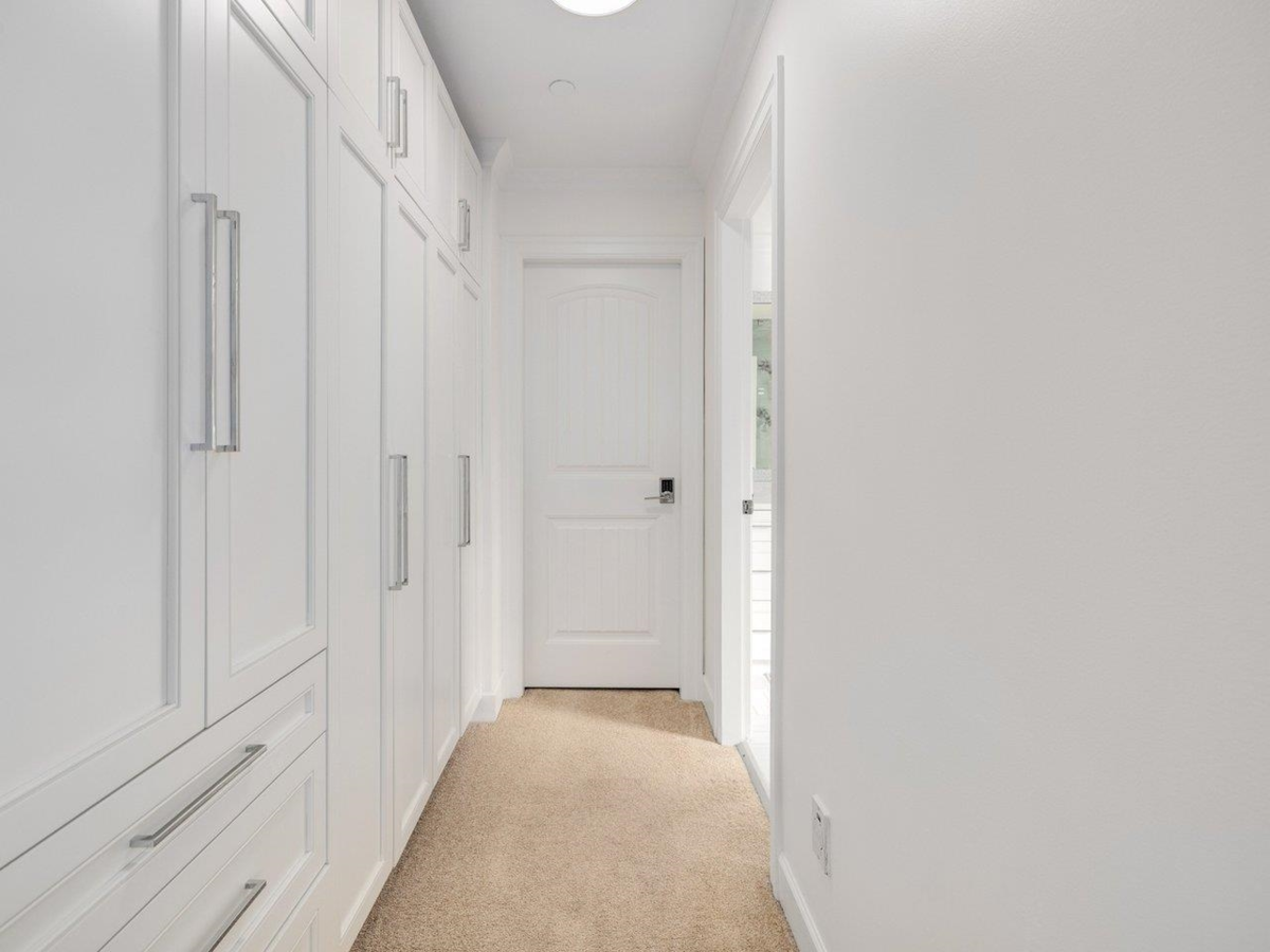 Basement Recreation Room Photo of 15354 Royal Avenue, White Rock, BC