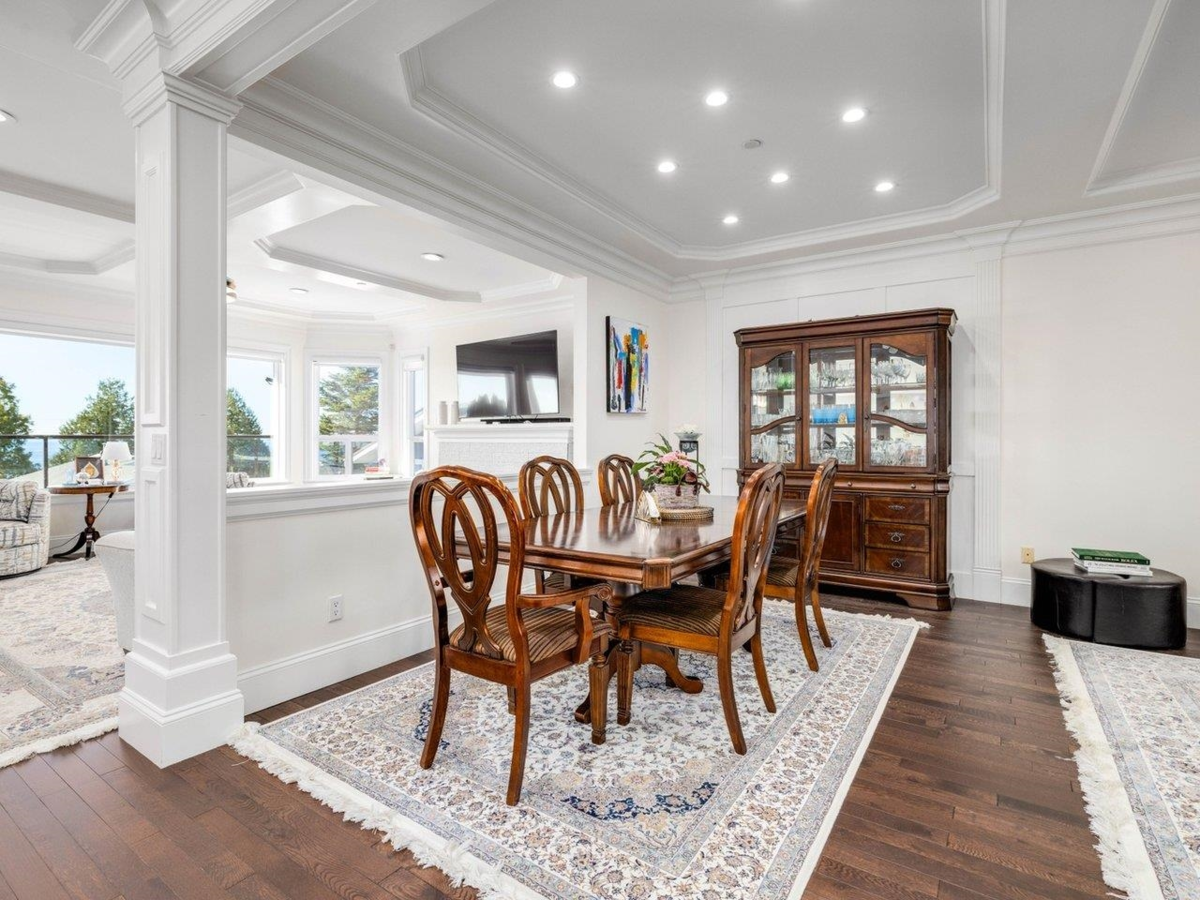 Breakfast Nook Photo of 15354 Royal Avenue, White Rock, BC