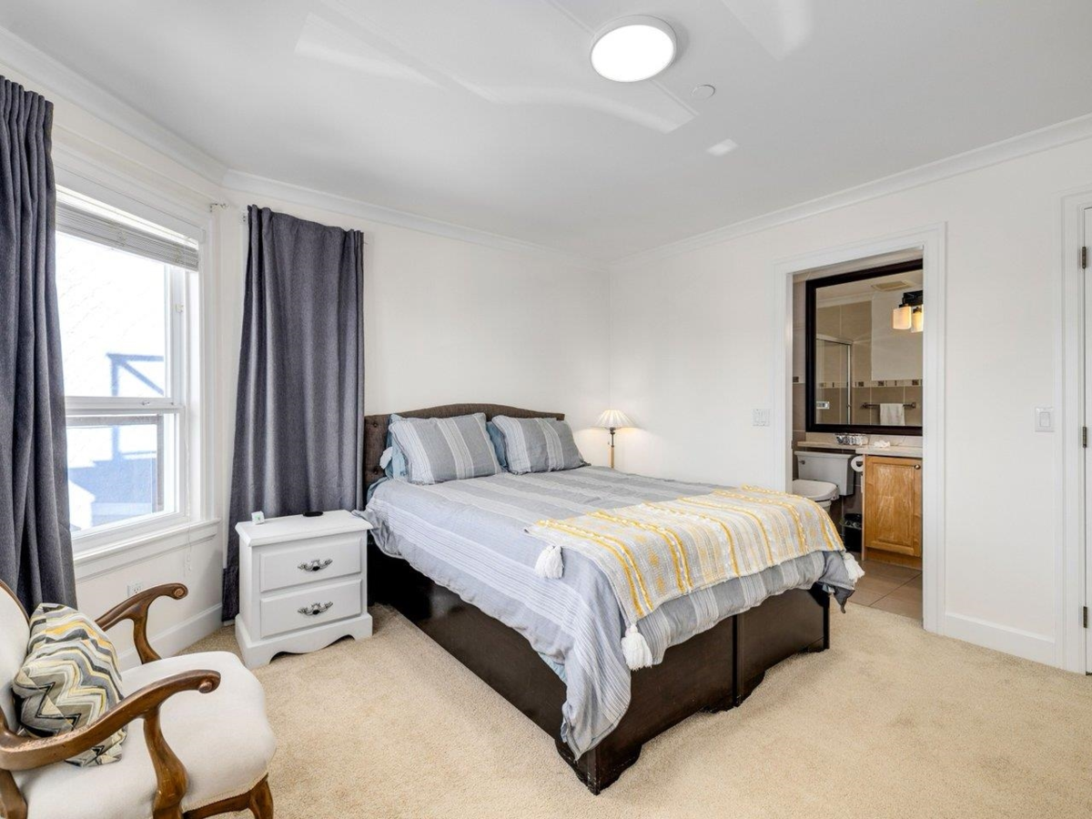 Entry Foyer Photo of 15354 Royal Avenue, White Rock, BC