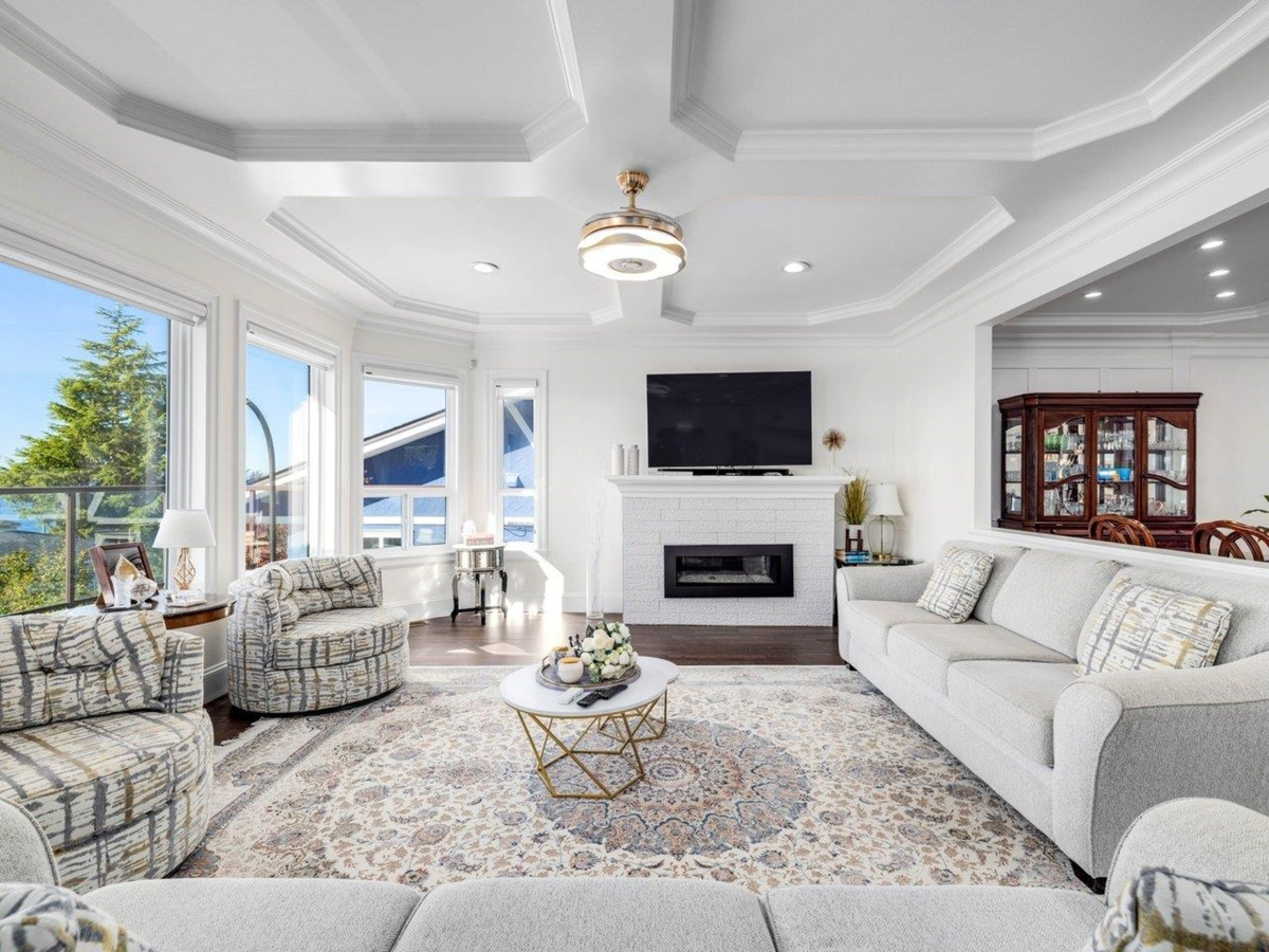 Family Room Photo of 15354 Royal Avenue, White Rock, BC