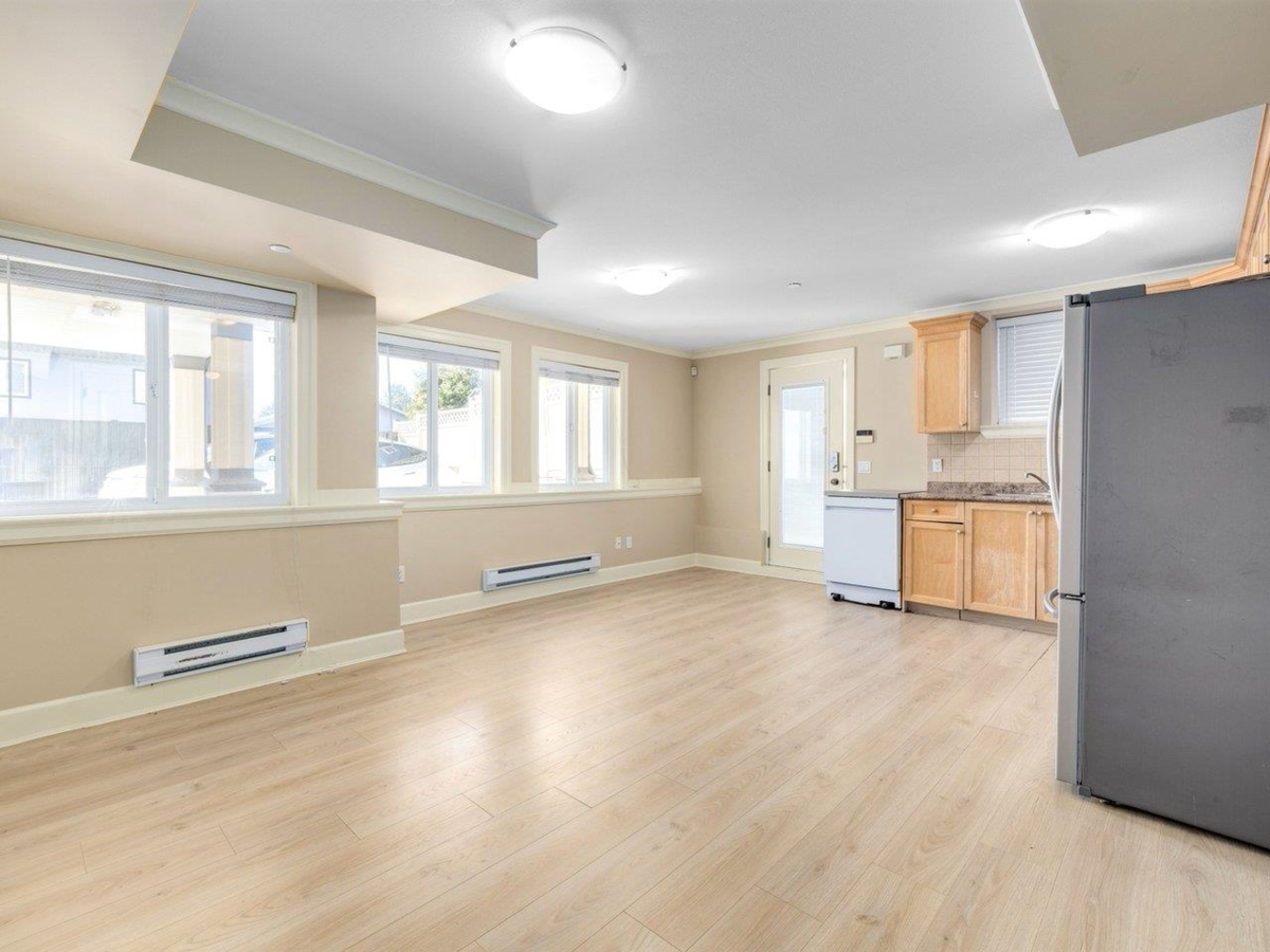 Front Yard Photo of 15354 Royal Avenue, White Rock, BC