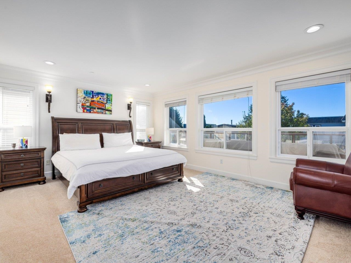 Guest Bathroom Photo of 15354 Royal Avenue, White Rock, BC