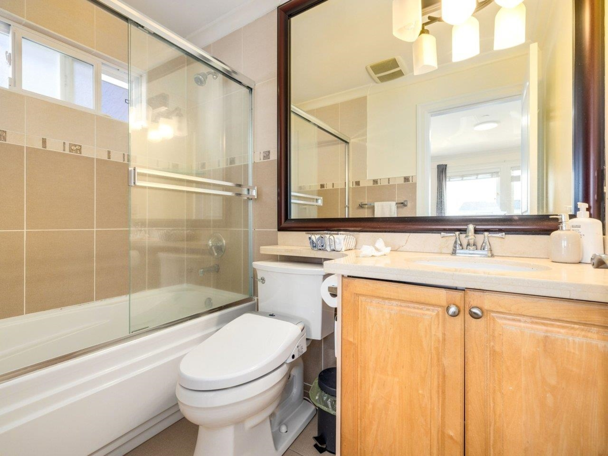 Hallway Photo of 15354 Royal Avenue, White Rock, BC