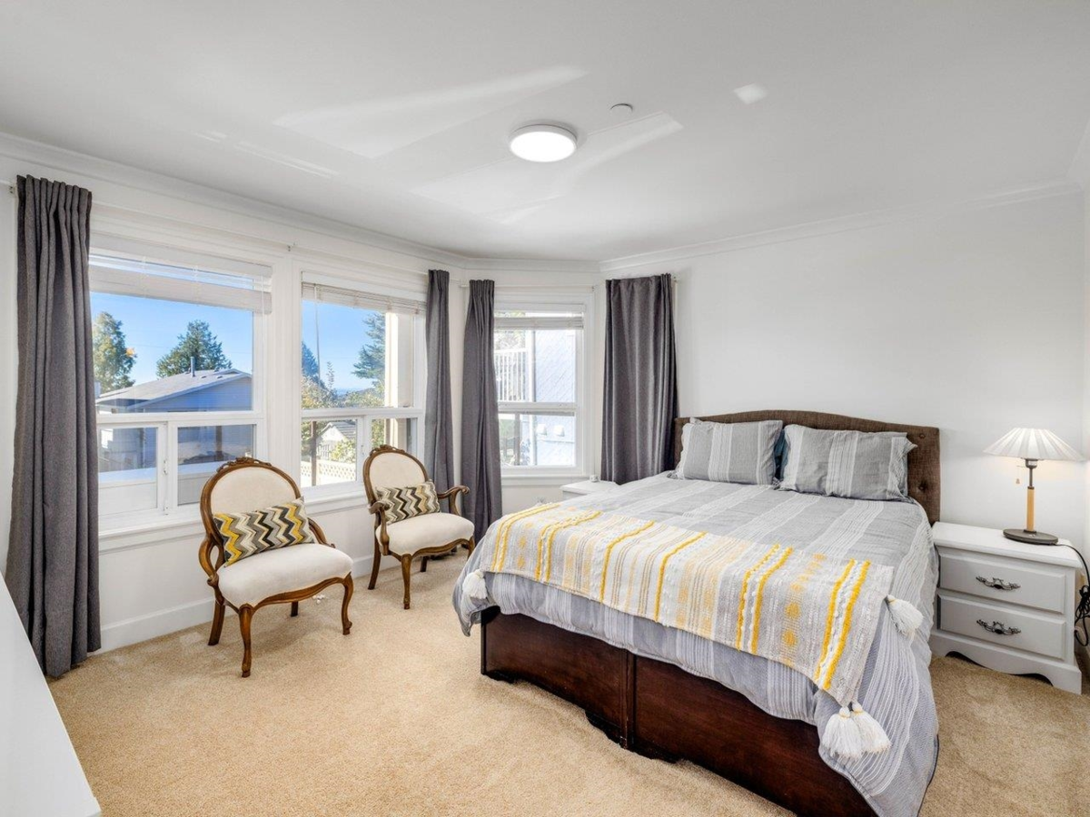 Hot Tub / Spa Photo of 15354 Royal Avenue, White Rock, BC