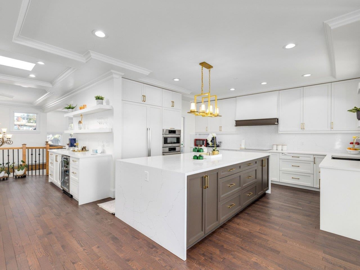Kitchen Island Photo of 15354 Royal Avenue, White Rock, BC