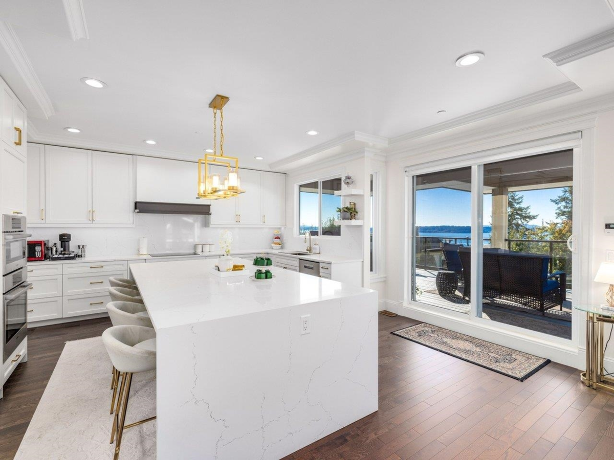 Kitchen Photo of 15354 Royal Avenue, White Rock, BC