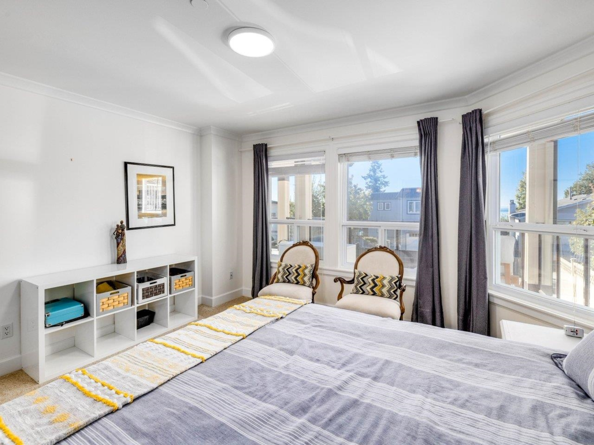 Mudroom Photo of 15354 Royal Avenue, White Rock, BC