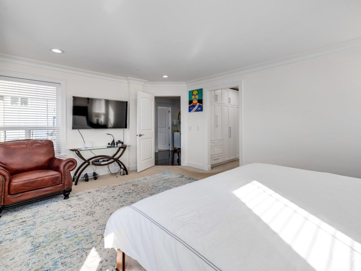 Powder Room Photo of 15354 Royal Avenue, White Rock, BC