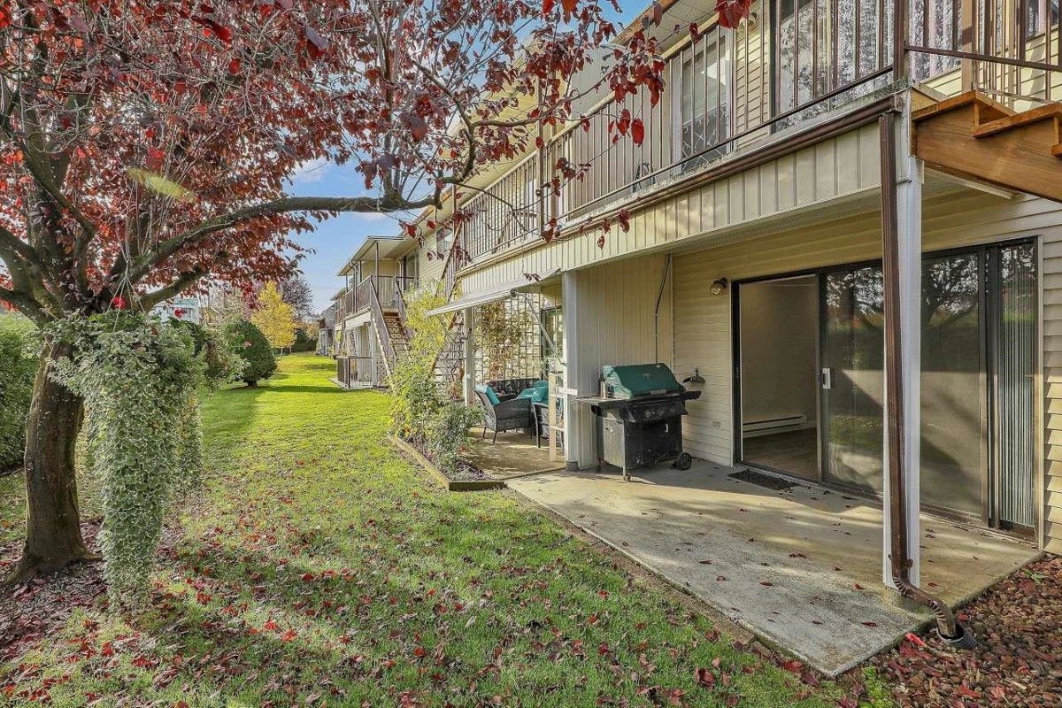 Front Yard Photo of 57 32959 George Ferguson Way, Abbotsford, BC