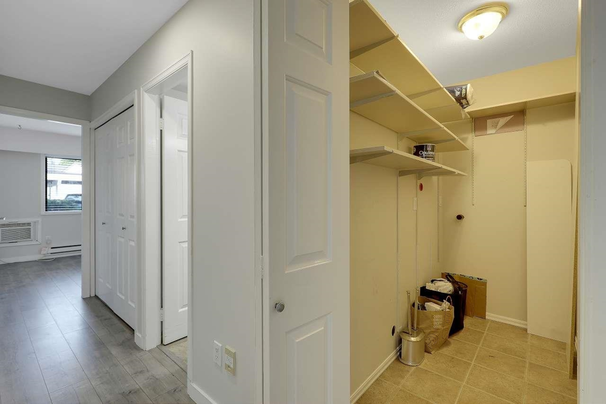 Hallway Photo of 57 32959 George Ferguson Way, Abbotsford, BC