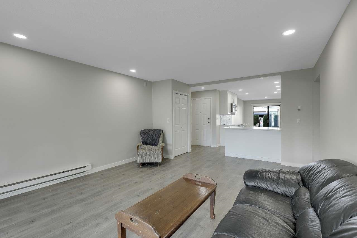 Kitchen Island Photo of 57 32959 George Ferguson Way, Abbotsford, BC